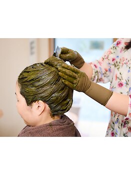 【最高級ヘナ×希少なタデ藍】で大人女性の髪、頭皮悩み解決。ヘナ専門サロンならではのこだわり施術が魅力