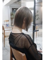 フェイヴィーズ(FavyS)&nbsp;ブリーチ柔らかベージュパツッと切りっぱなしボブ