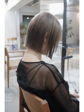 フェイヴィーズ(FavyS) ブリーチ柔らかベージュパツッと切りっぱなしボブ