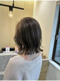 暗めグレージュ×レイヤーボブ