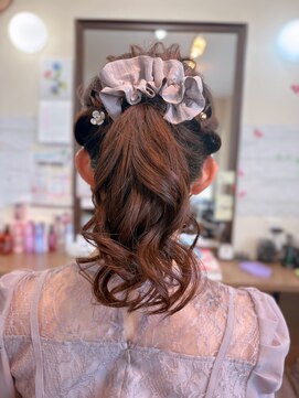 サロンドミナ(SALON DE MINA) カールポニーテール