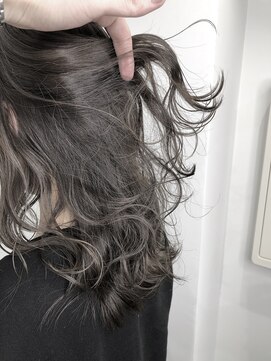 ネイヴィル(navile) ナチュラルグレージュ×動きの出る波巻きヘア