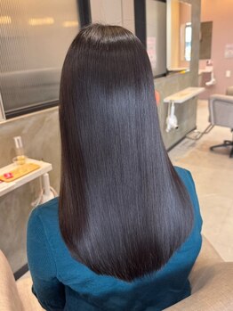 触れたくなる髪へ縮毛矯正でダメージレス&自然なストレートの艶感たっぷりの美髪に【縮毛矯正/髪質改善】