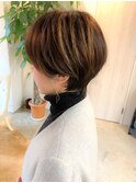 大人カッコいい細めハイライトショートボブ