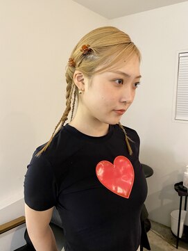 シイ(SIE) ハイトーンベージュ三つ編みアレンジ