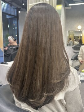 シティ(CITY) レイヤーカット×ツヤ髪グレージュカラー【CHICA】