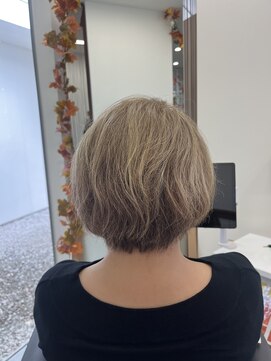 サボ(SAVO) ハイライトショートボブ