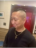 短髪スキンフェード震災刈りアイロンパーマベリーショートメンズ