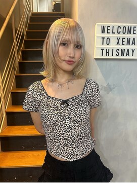 ジーナ(XENA) 柔らかブロンドヘア　くびれヘア