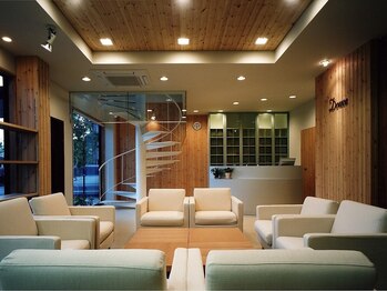 ドゥース(Douce)の写真/木目調の温みのある店内で特別なサロンタイムを♪リラックス出来る空間で、ゆったりと贅沢なひとときを。