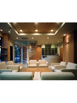 木目調の温みのある店内で特別なサロンタイムを♪リラックス出来る空間で、ゆったりと贅沢なひとときを。