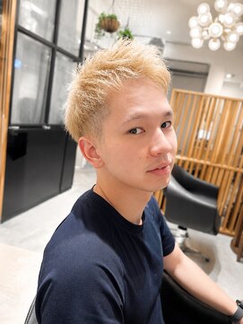 テオ(Teo) ブロンド×フェードショート