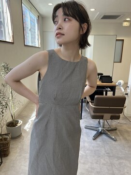 ロエム(Loem) ボブ切りっぱなしぱっつん耳掛け暗髪アッシュ
