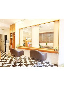 閑静な住宅街にある《Jenna Hair》♪お洒落でありながら落ち着きのある雰囲気でリラックスして過ごせる＊