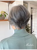 美しい白髪を活かしたボリュームショートスタイル