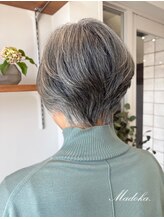 クベル(Kuvel) 美しい白髪を活かしたボリュームショートスタイル