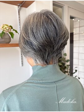 クベル(Kuvel) 美しい白髪を活かしたボリュームショートスタイル
