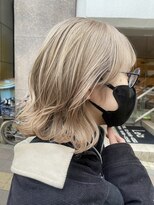 ブロンドベージュ　ハイトーンベージュ　ミディアムレイヤー