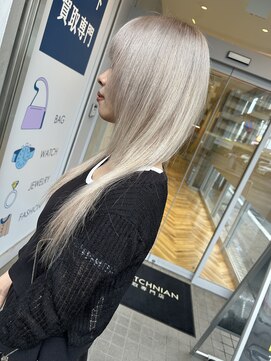 ヘアーデザインルアナ(Hair design Luana.) ロングホワイトベージュカラー