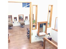 グリーングリーンヘアルーム greengreen hairroomの雰囲気（広々とした店内、蜜にならない空間でお過ごし頂けます。）
