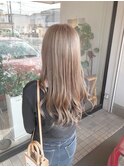 ロングスタイルのハイトーンベージュカラー