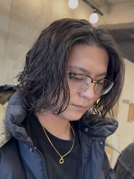 大人の波巻きスパイラルパーマミディアムロングメンズカットヘア