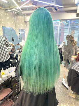 エメラルドグリーン