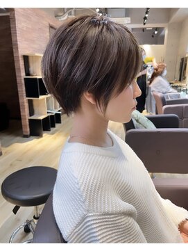 アンダーバーホワイト(_WHITE) ［なんば］耳掛けショート/マッシュ/くびれショート