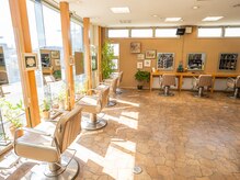 緑いっぱいの自然光の差し込む明るい店内で癒しのひと時を・・・