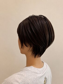 ウミト(Umito) 大人女性のハンサムショート×暗髪