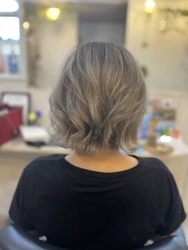 ビーカルム(美calm) スモーキーベージュ&ボブウルフ