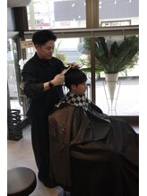 【庄子レン】エッジの効いたメンズスタイル、フェードカットが定評