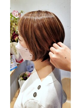 キザシ(KIZASI) いつものヘアスタイルにオシャレさをまとう白髪ぼかしハイライト