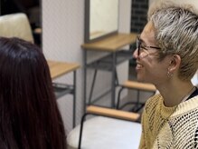 最初のカウンセリングでお客様の現在の髪の状態を診断させて頂き、状態に合った薬剤を調合させて頂きます。