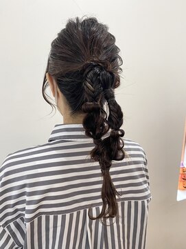 ヘアーアンドメイクアップモパ 編みおろしアレンジ