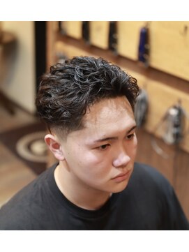 リルホビーズメンズグルーミング(Lil Hobbys Men's Grooming) ローフェードバックパーマスタイル