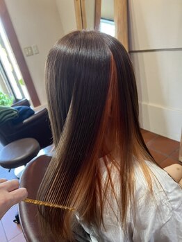 木の温もりと柔らかな光が差し込む店内でゆったりと♪丁寧なカウンセリングであなたのなりたいをカタチに。