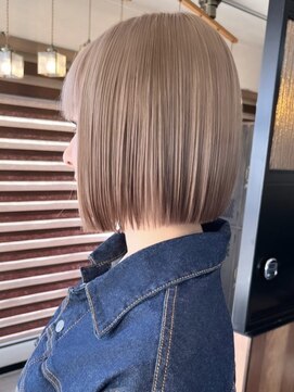 大人シアーベージュミニウルフボブミディアムレイヤー