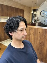 ループ(Loop) 波巻きスパイラルパーマ　センターパート　ツーブロック