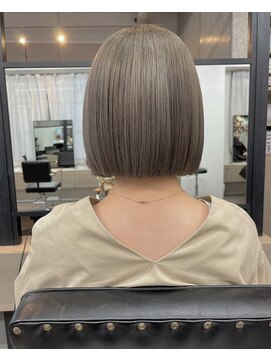 ユノ(juno) ミニボブとハイトーンカラー