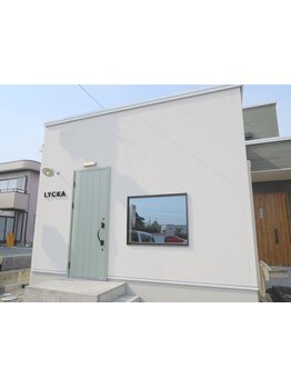 白を基調とした店内は清潔感を演出!明るい店内であなたの為のヘアスタイルを一緒に見つけませんか？