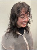 ダークアッシュブラウンの濡れ感ウェーブで大人のこなれヘア