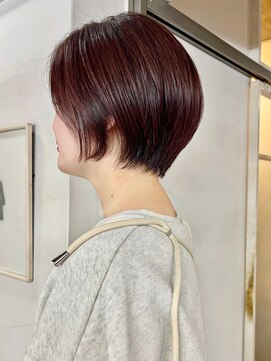 タヴィ(Tavi) ショートボブのチェリーレッドカラー/ショートカット/カラー