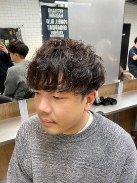 リレーションメンズヘアー(RELATION MEN'S HAIR) 波巻きパーマラウンドマッシュフェザーショートセンター分け