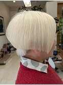 アシンメトリーのショートボブスタイル
