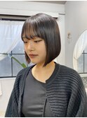 切りっぱなし前下がりタッセルボブ韓国ヘアブルーブラックカラー