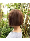 丸みのある顎ライン前下がりボブ