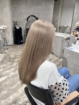 エラ(ere) ミルクティーベージュ　ハイトーンロング　大人カラー　透明感