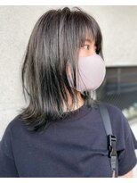 アトリエ オーツー(atelier O+O) 夏に爽やかモスグレージュがカッコ可愛いミディ