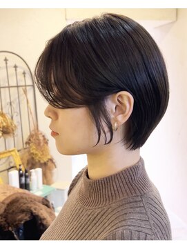 インス(ensue) 大人美人ショート小顔補正立体カットうるツヤ艶感前髪ベージュ